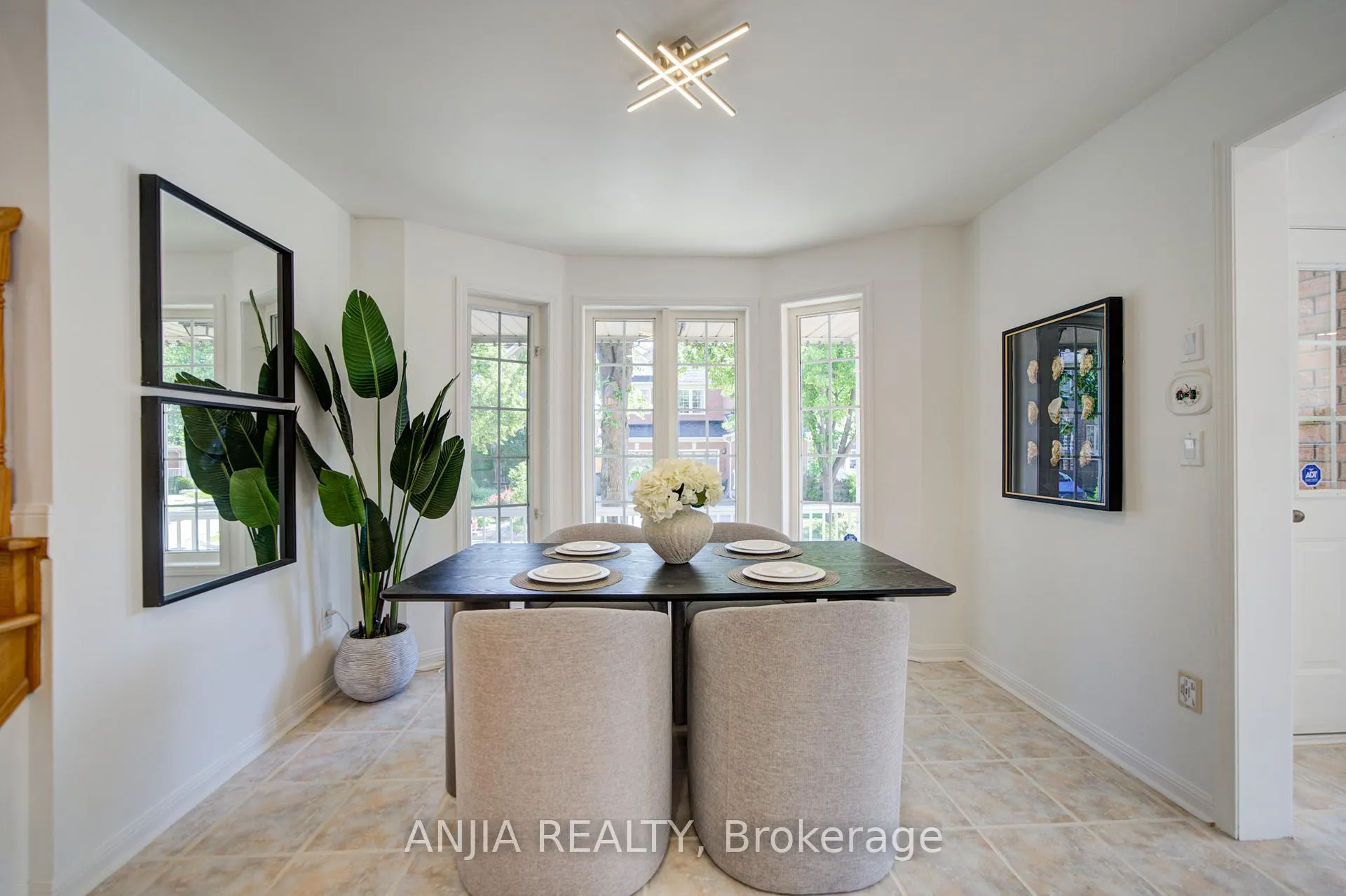 Photo 11 of 136 Winston Castle Drive, Markham, Rural Markham — HOMEH