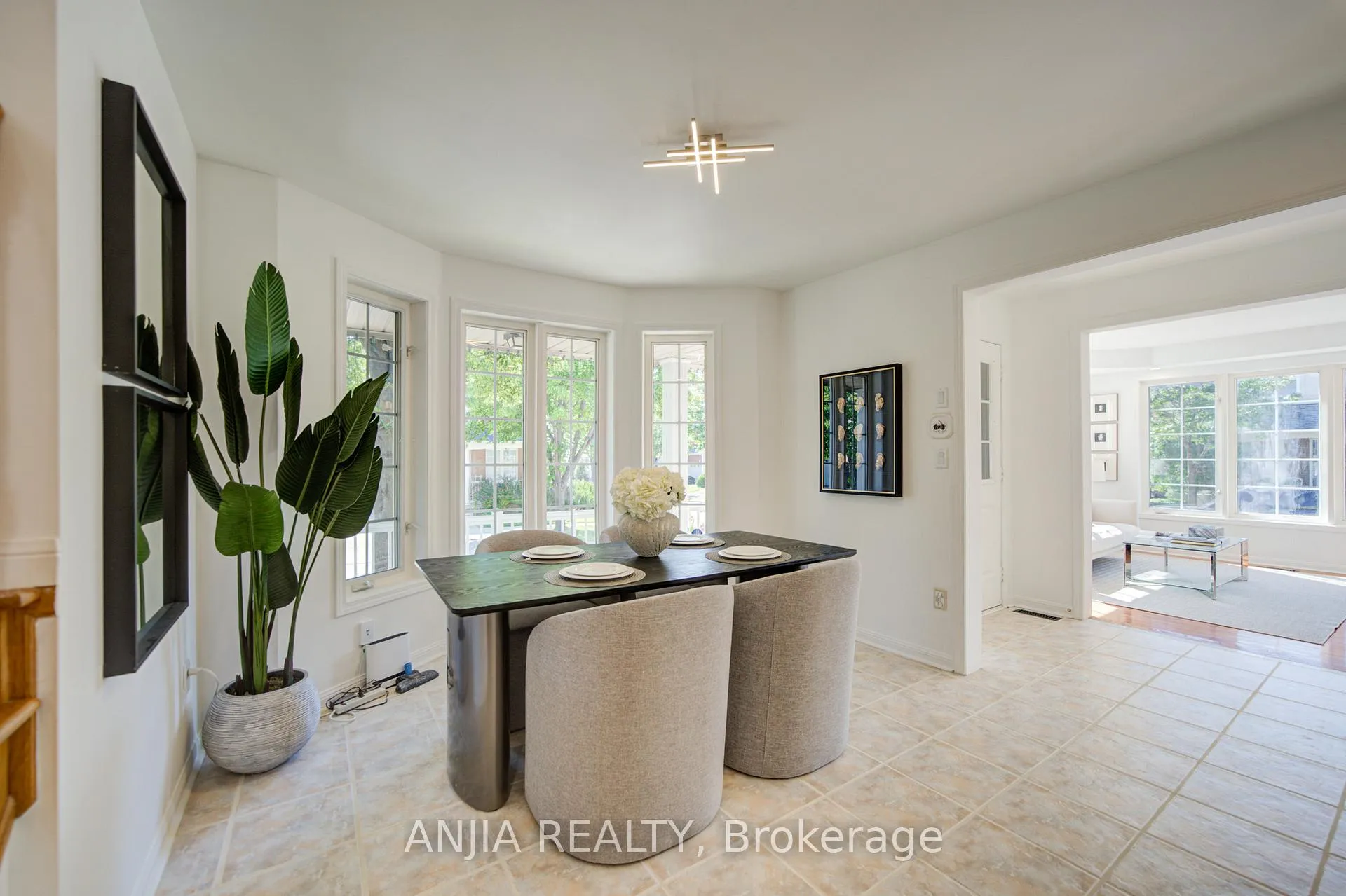 Photo 12 of 136 Winston Castle Drive, Markham, Rural Markham — HOMEH