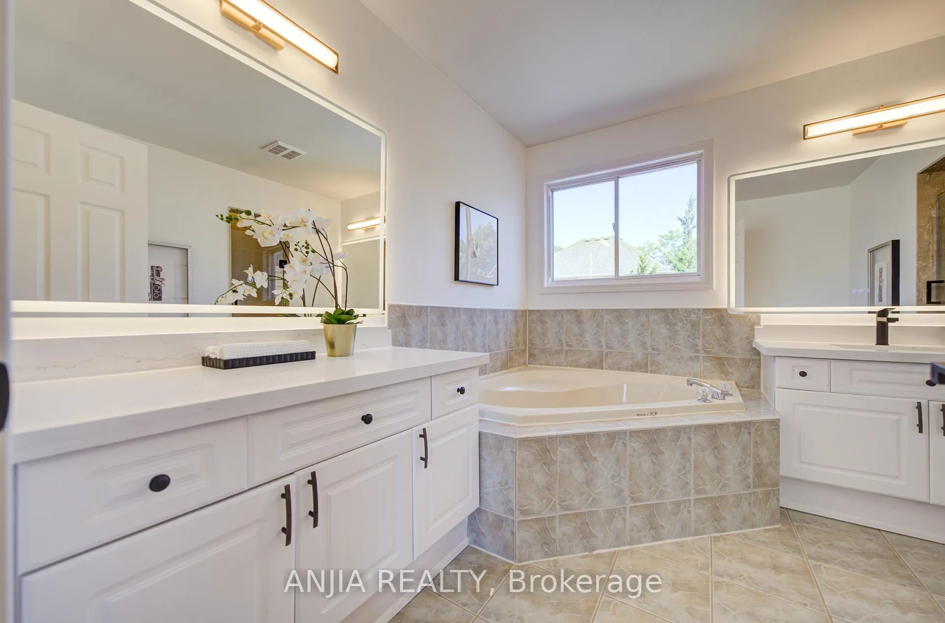 Photo 38 of 136 Winston Castle Drive, Markham, Rural Markham — HOMEH