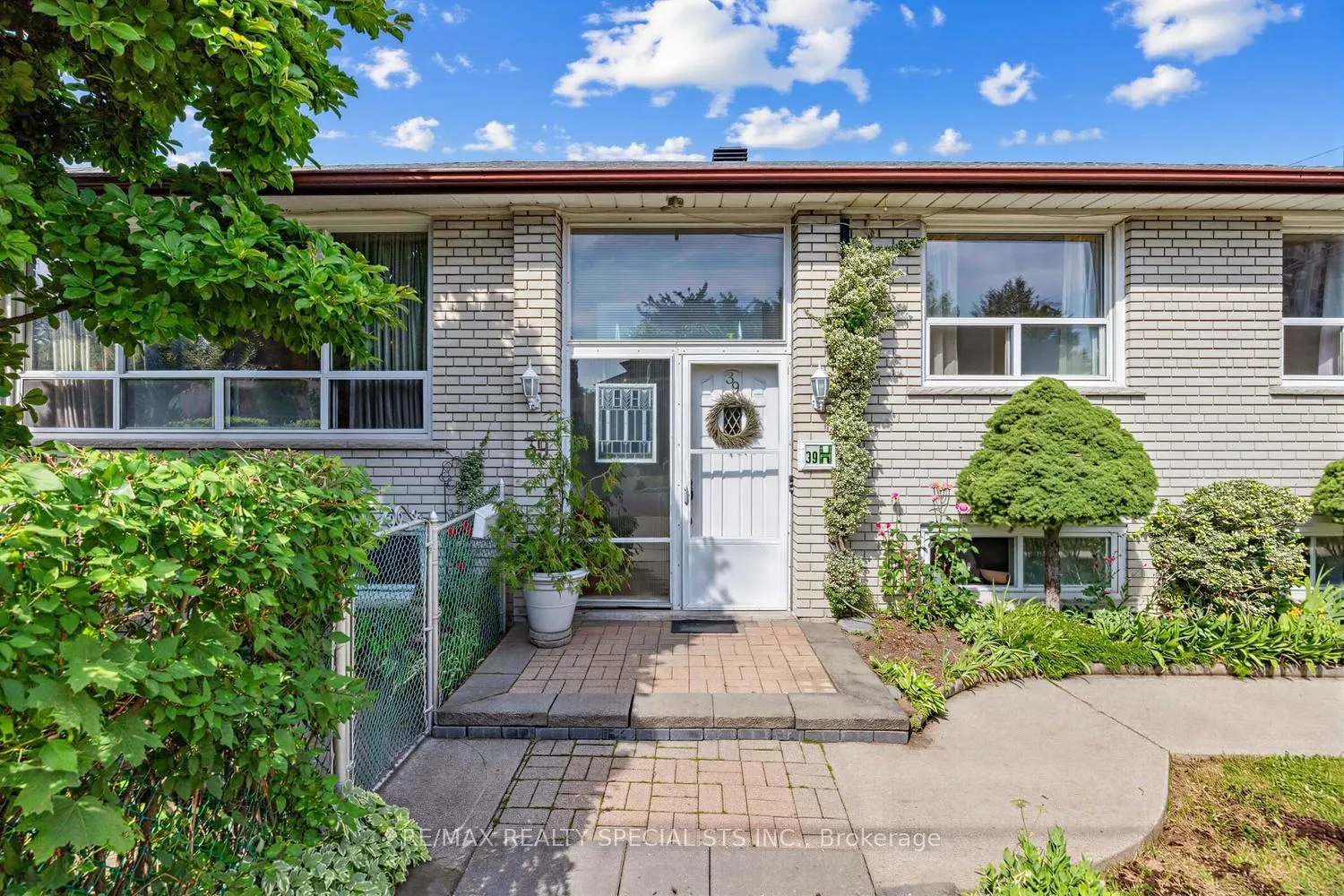 Photo 3 of 39 Castle Green Crescent, Etobicoke, Kingsview Village-The Westway — HOMEH