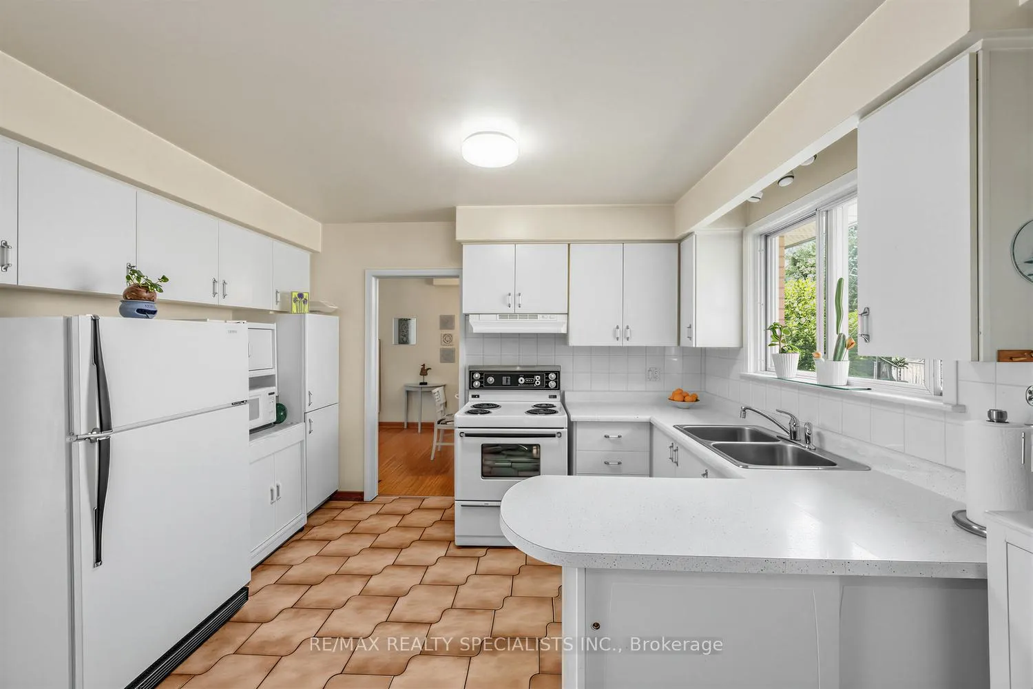 Photo 11 of 39 Castle Green Crescent, Etobicoke, Kingsview Village-The Westway — HOMEH