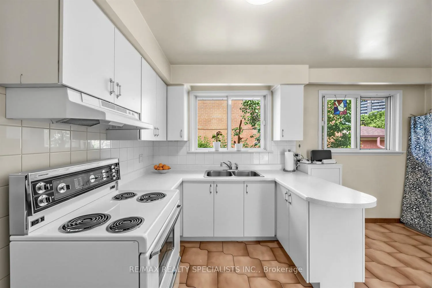 Photo 13 of 39 Castle Green Crescent, Etobicoke, Kingsview Village-The Westway — HOMEH
