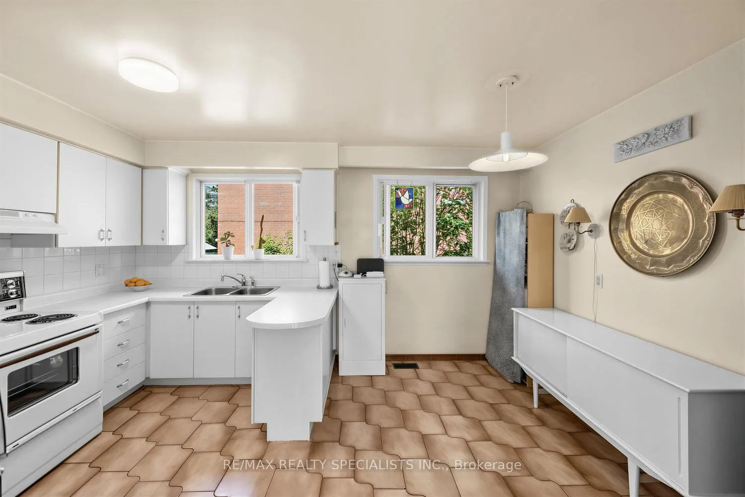 Photo 12 of 39 Castle Green Crescent, Etobicoke, Kingsview Village-The Westway — HOMEH