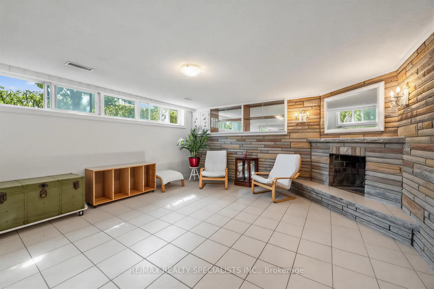 Photo 24 of 39 Castle Green Crescent, Etobicoke, Kingsview Village-The Westway — HOMEH