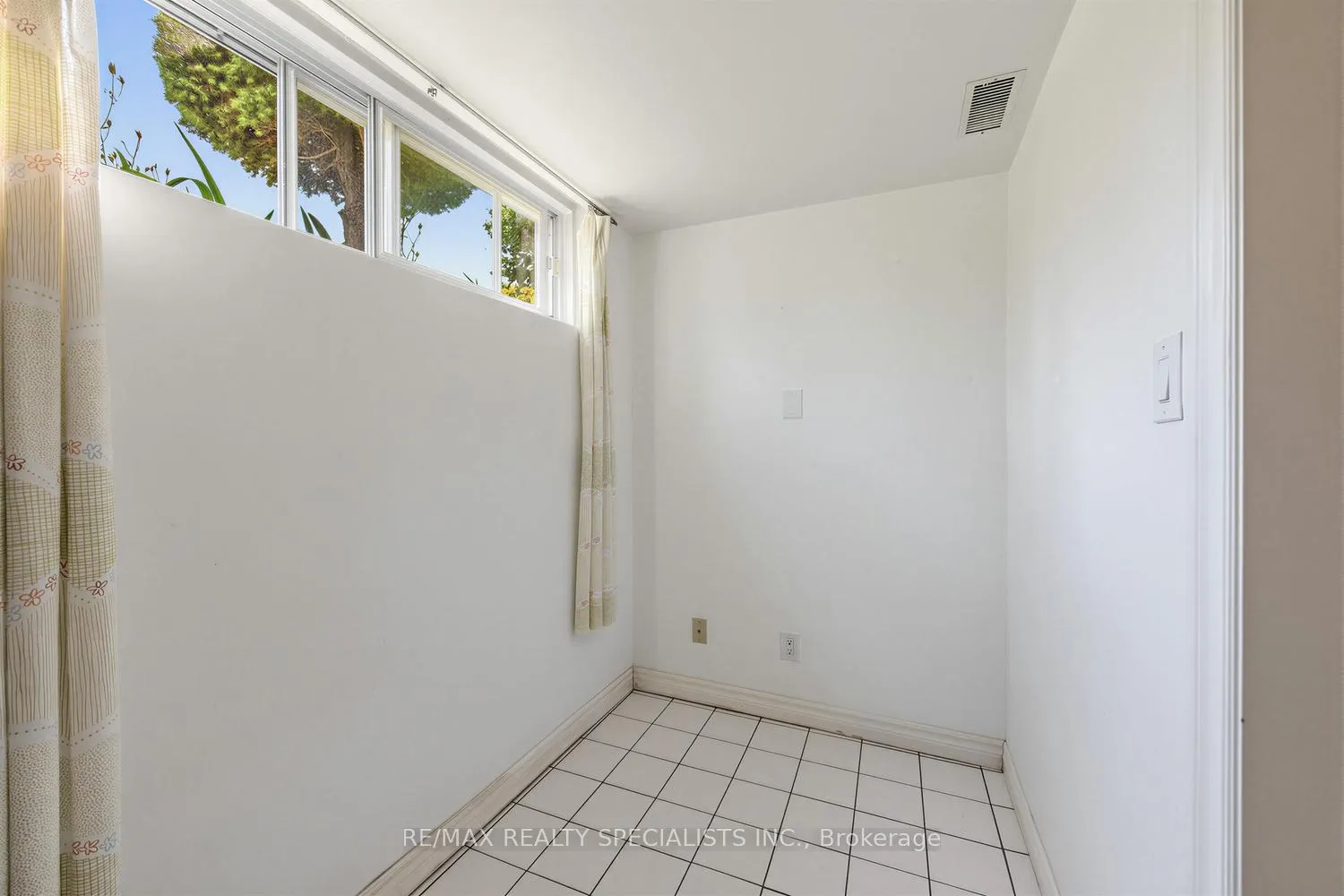 Photo 27 of 39 Castle Green Crescent, Etobicoke, Kingsview Village-The Westway — HOMEH