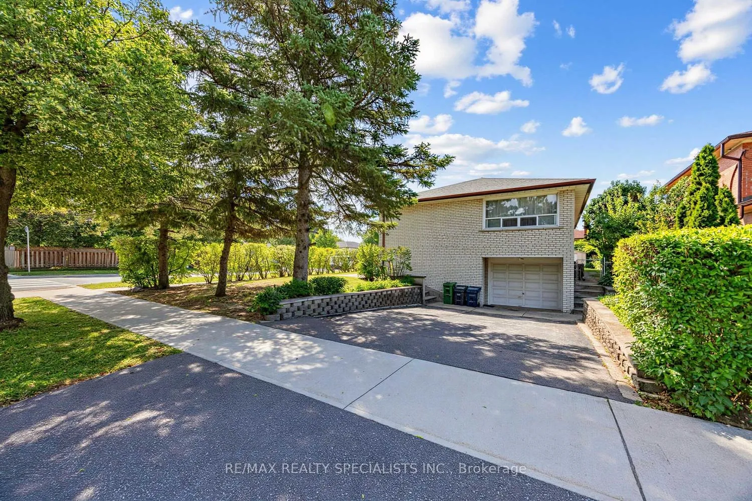 Photo 35 of 39 Castle Green Crescent, Etobicoke, Kingsview Village-The Westway — HOMEH