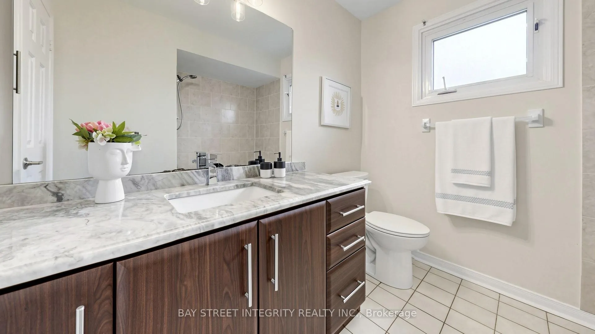 Photo 32 of 158 Largo Crescent, Vaughan, Maple — HOMEH