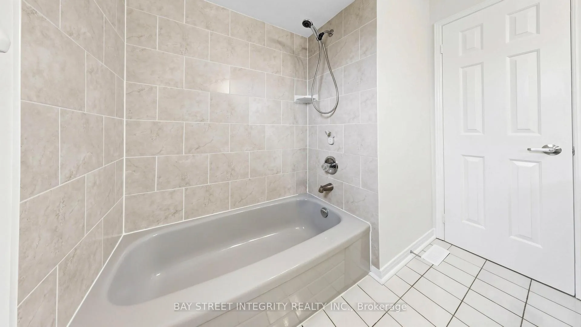Photo 34 of 158 Largo Crescent, Vaughan, Maple — HOMEH