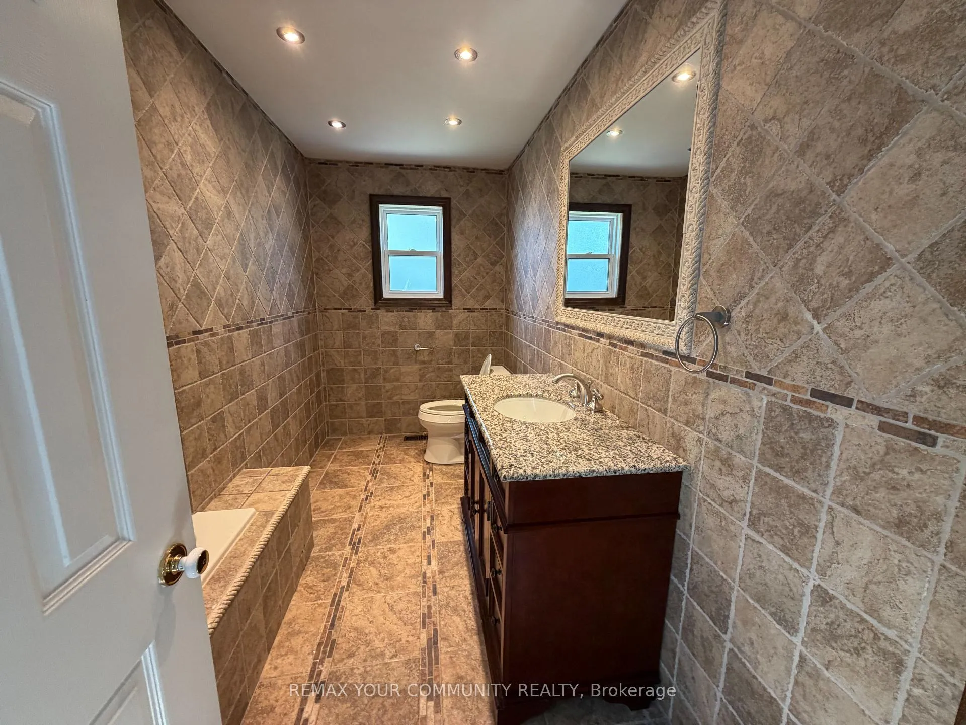 Photo 7 of 30 Forest Circle Court, Vaughan, East Woodbridge — HOMEH