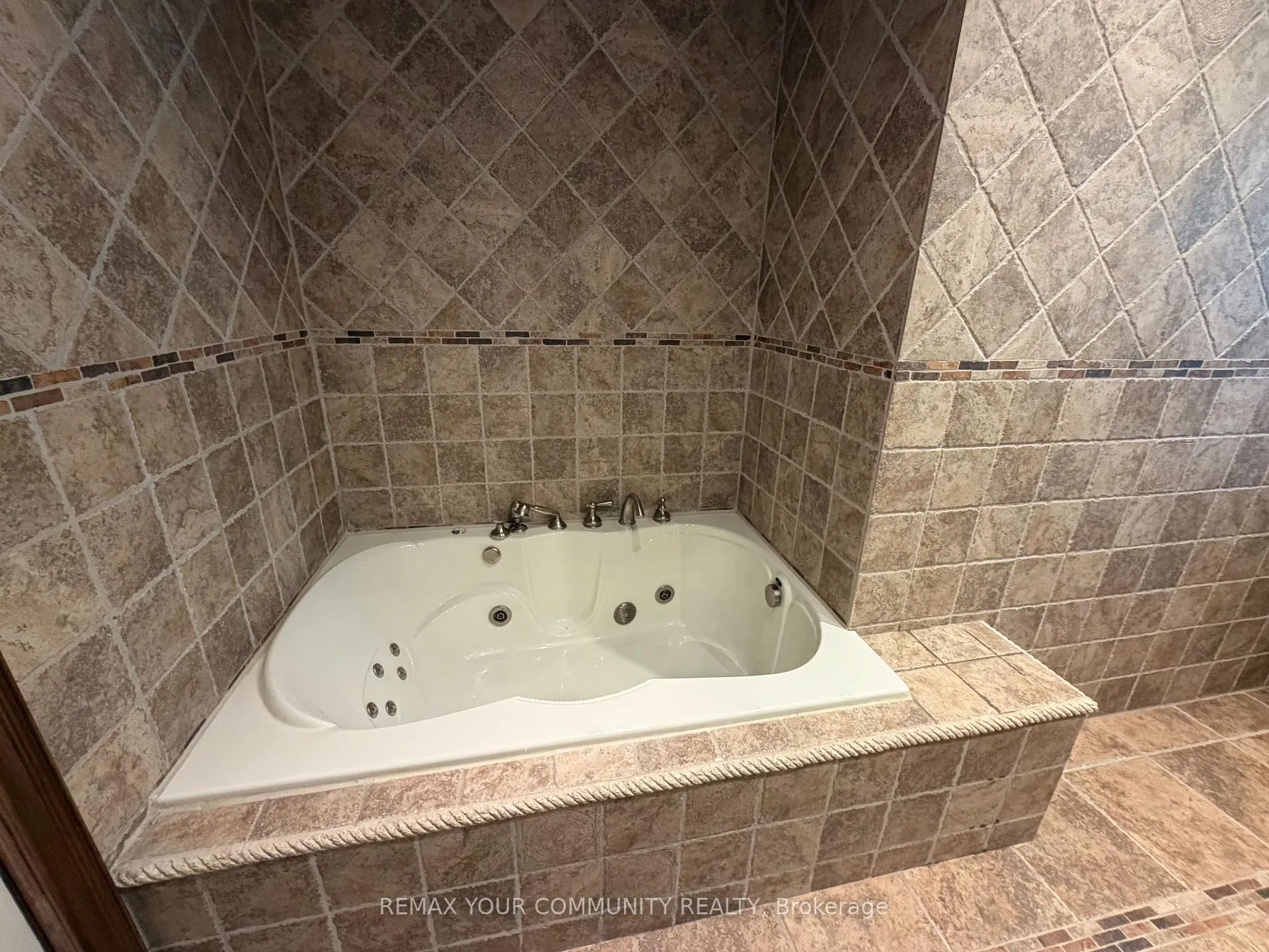 Photo 8 of 30 Forest Circle Court, Vaughan, East Woodbridge — HOMEH