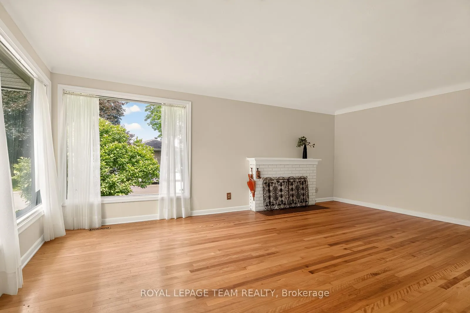 Photo 4 of 2046 Dorval Avenue, Ottawa, Elmvale Acres — HOMEH