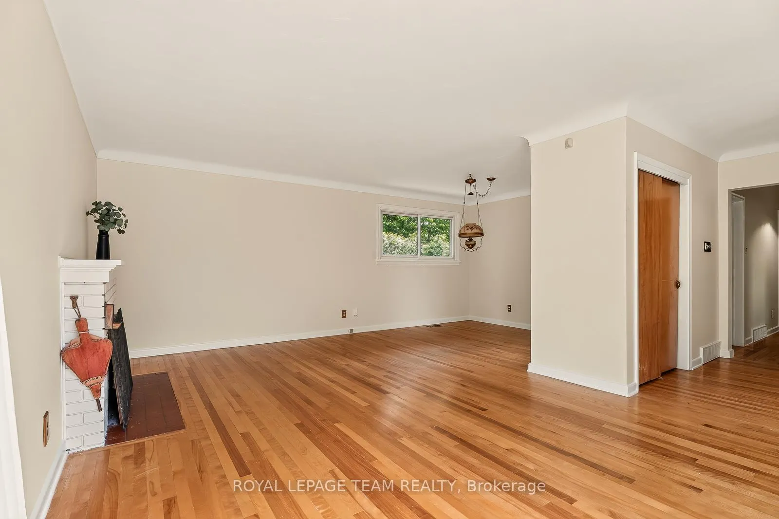 Photo 5 of 2046 Dorval Avenue, Ottawa, Elmvale Acres — HOMEH