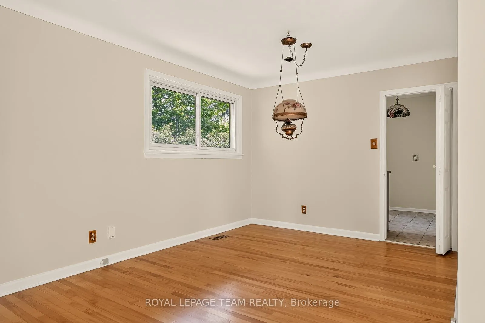 Photo 8 of 2046 Dorval Avenue, Ottawa, Elmvale Acres — HOMEH