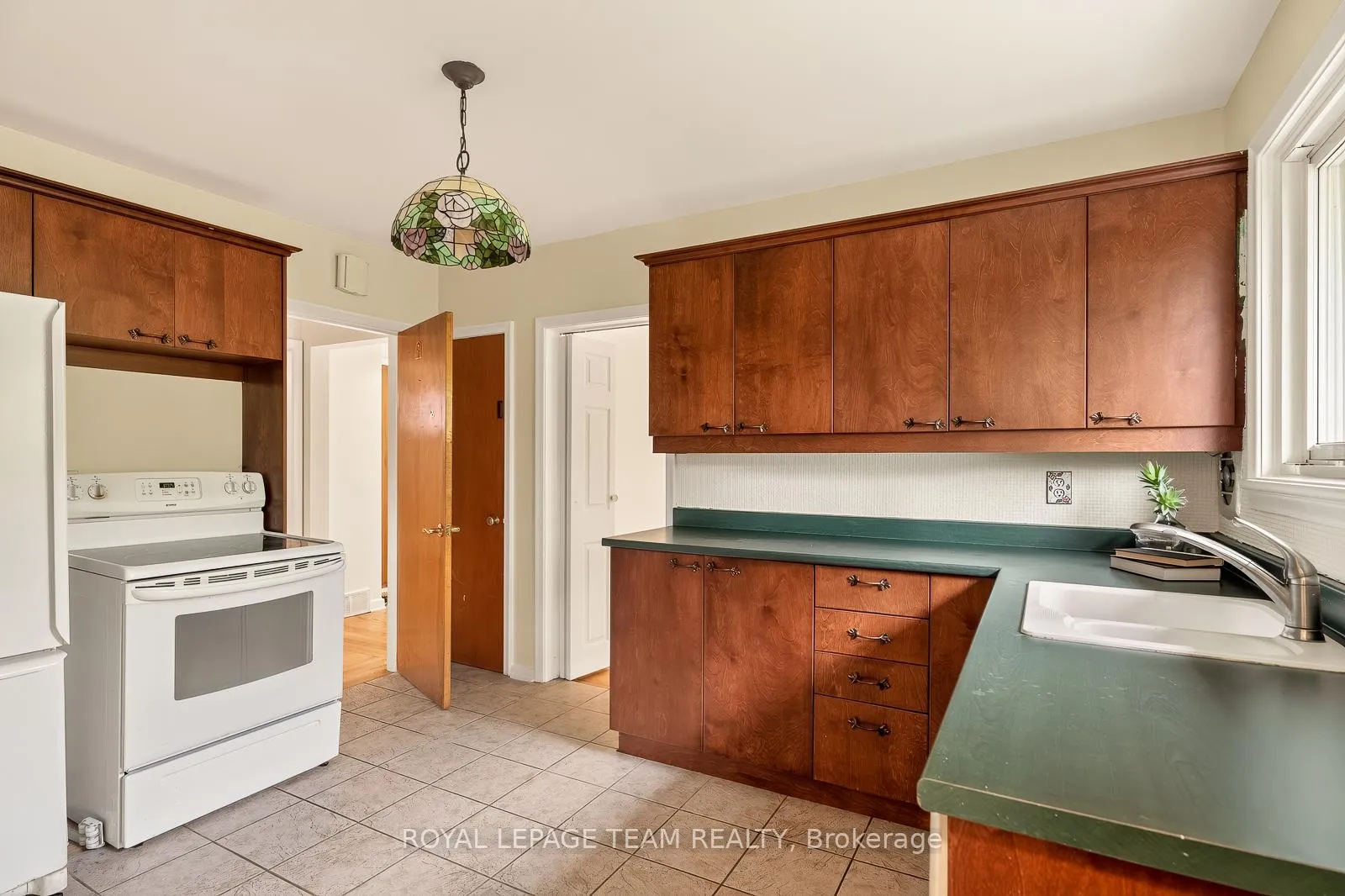 Photo 11 of 2046 Dorval Avenue, Ottawa, Elmvale Acres — HOMEH