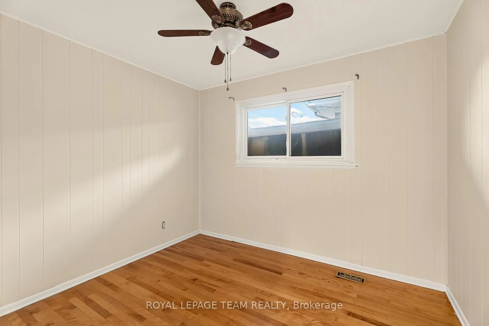 Photo 12 of 2046 Dorval Avenue, Ottawa, Elmvale Acres — HOMEH