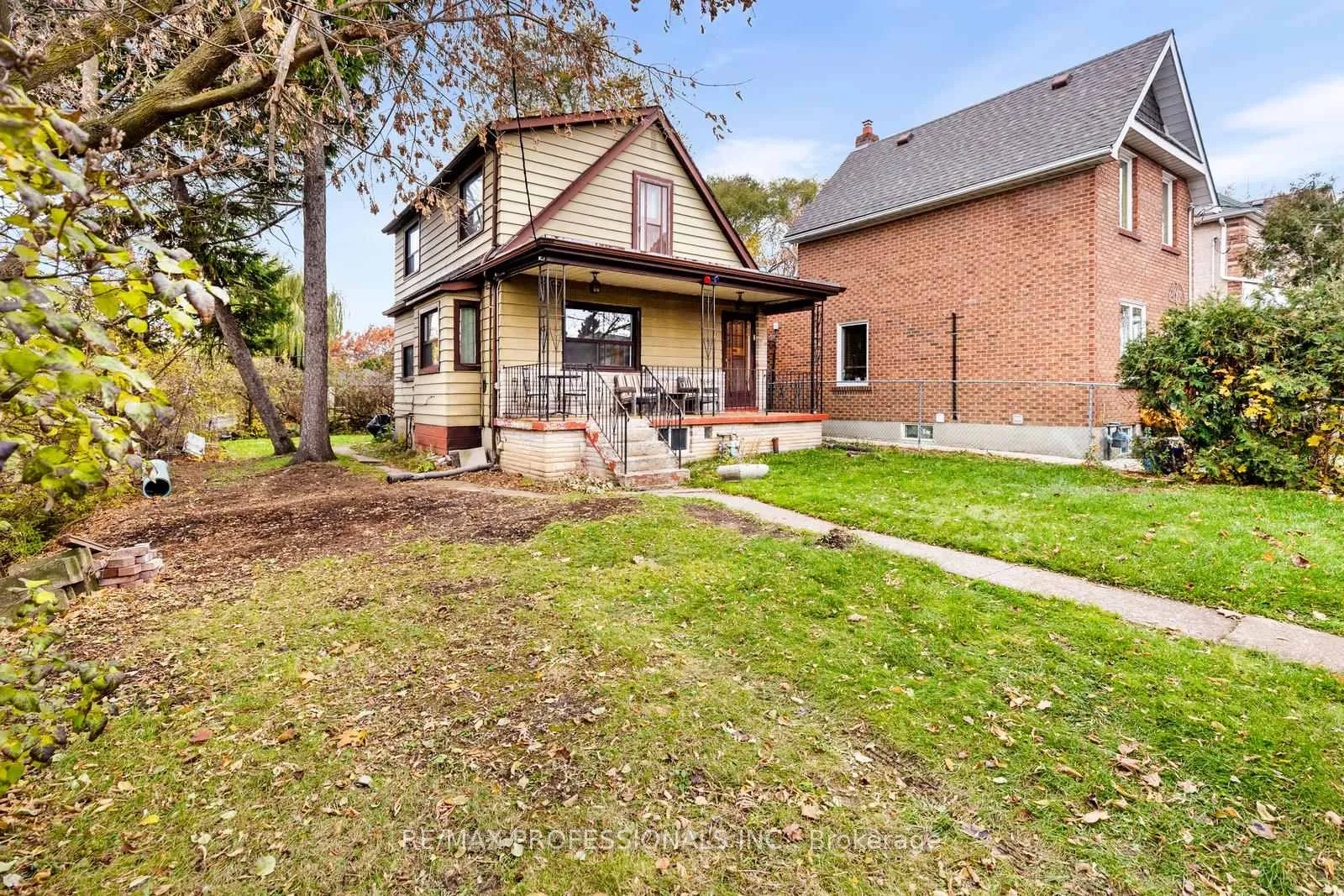 Photo 2 of 16 Cliff Street, Toronto, Rockcliffe-Smythe — HOMEH