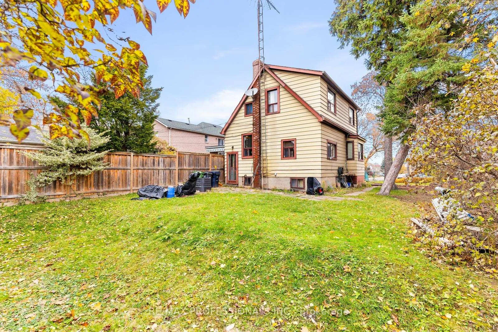 Photo 10 of 16 Cliff Street, Toronto, Rockcliffe-Smythe — HOMEH