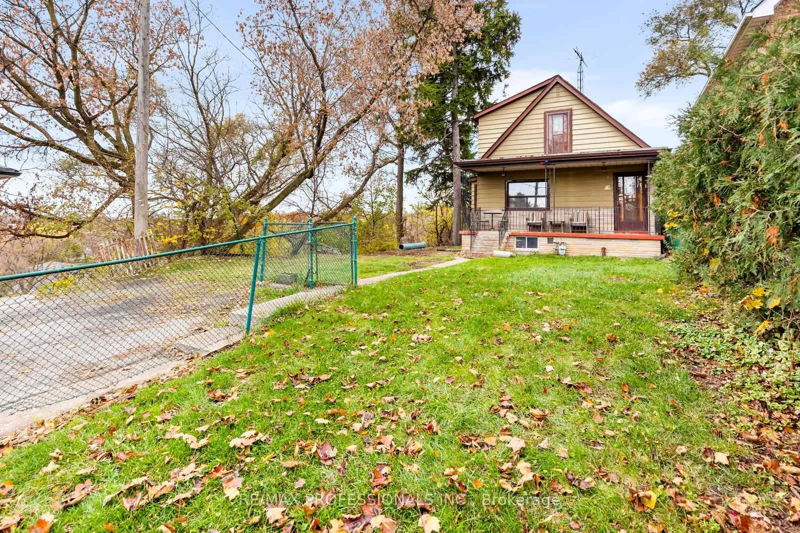 Photo 11 of 16 Cliff Street, Toronto, Rockcliffe-Smythe — HOMEH