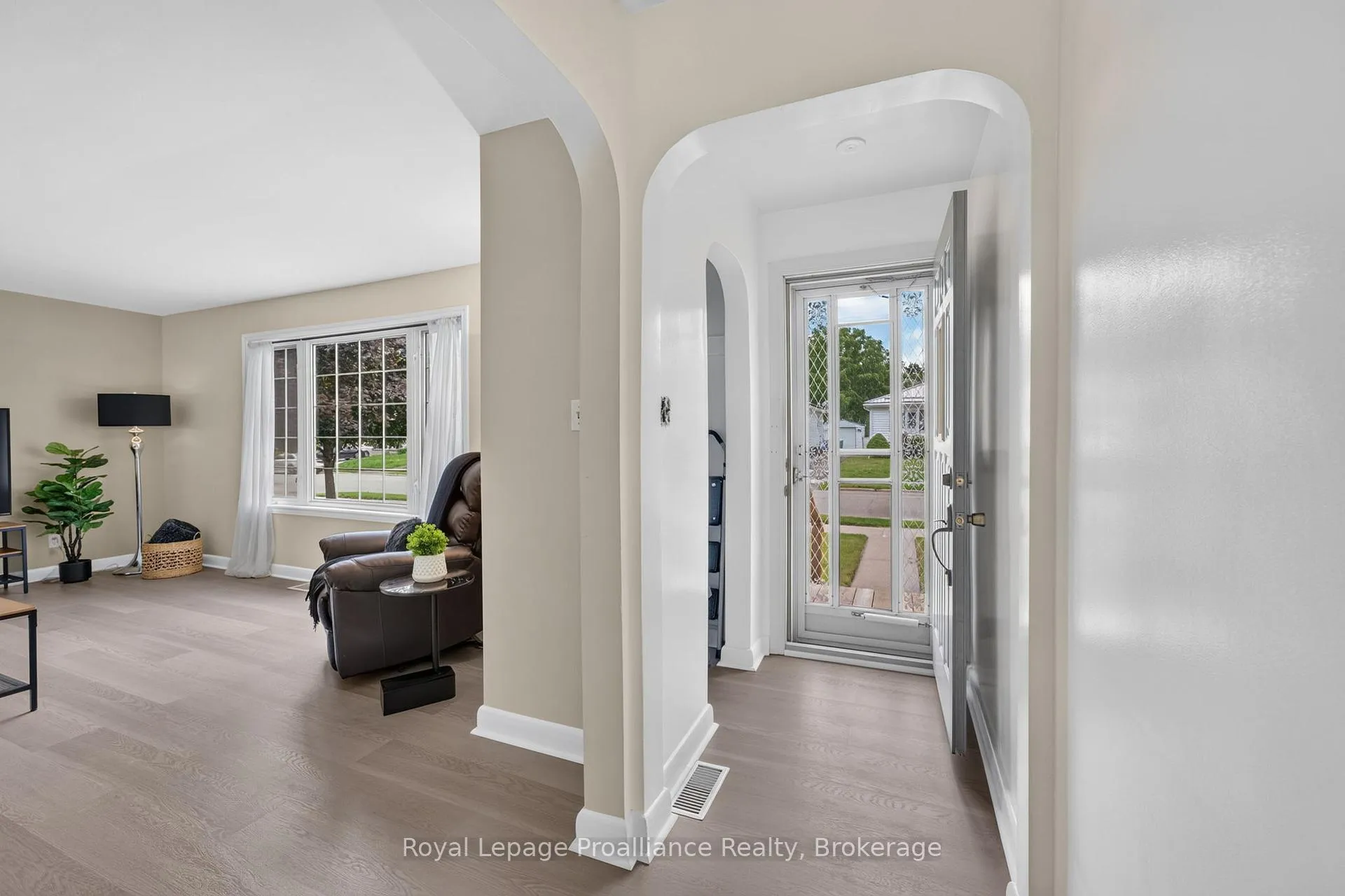 Photo 4 of 43 Hastings Drive, Belleville, Belleville Ward — HOMEH