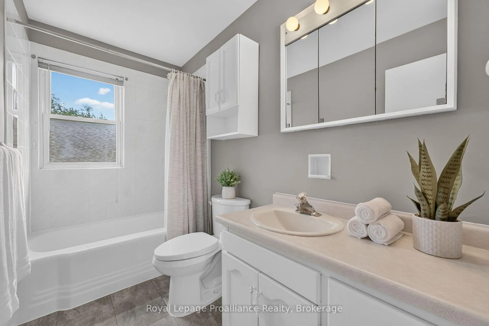 Photo 8 of 43 Hastings Drive, Belleville, Belleville Ward — HOMEH