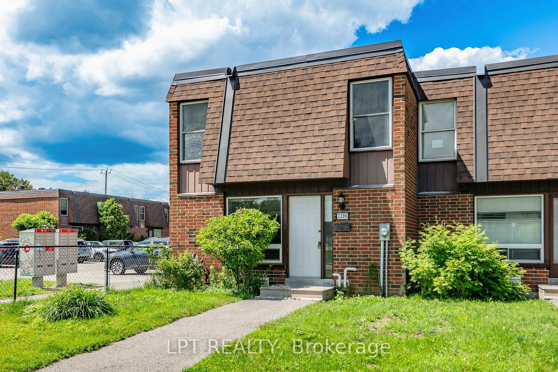 Photo 2 of 2286 Cotters Crescent, Ottawa, Windsor Park Village — HOMEH