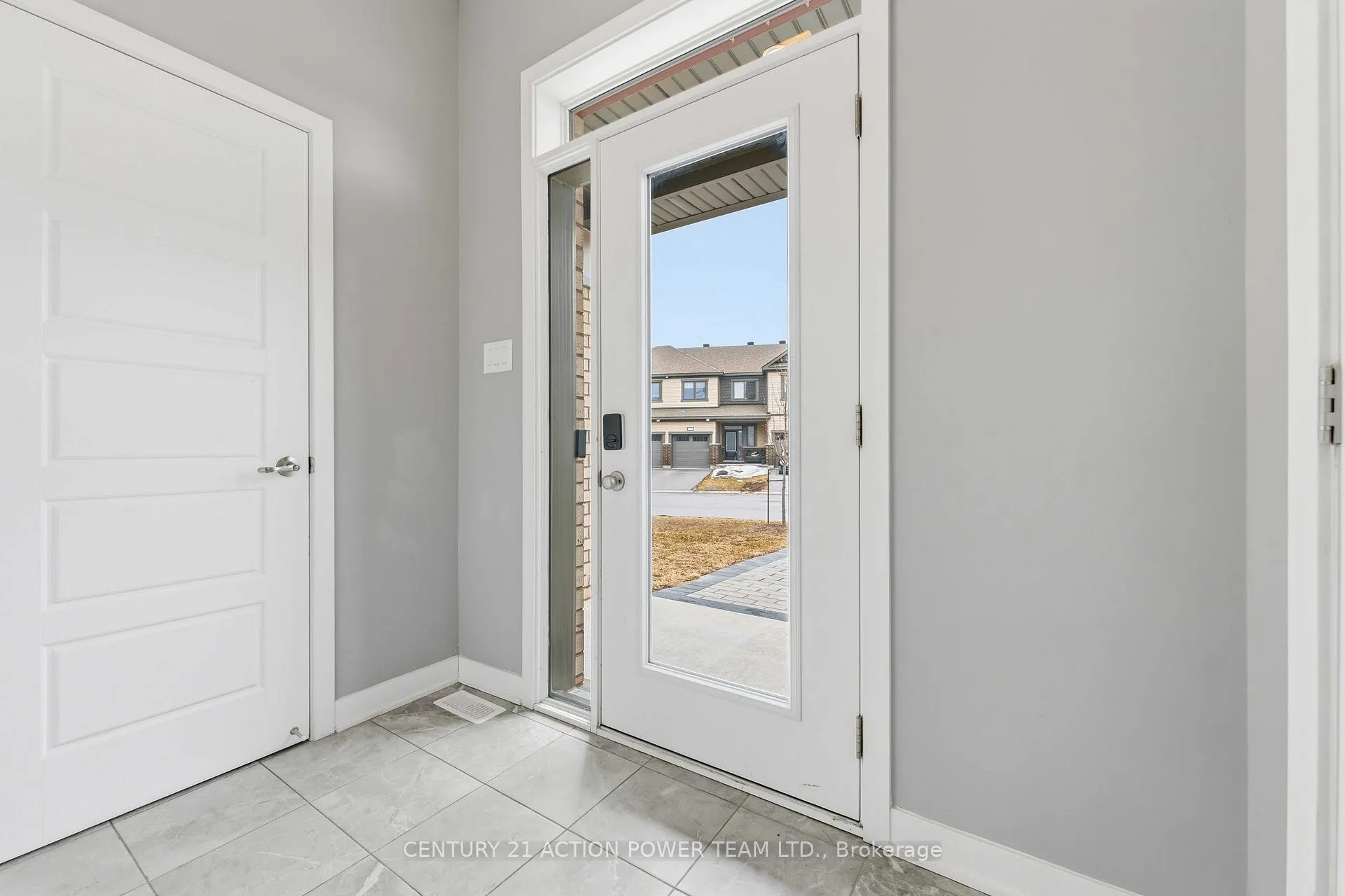 Photo 3 of 2195 Winsome Terrace, Ottawa, Fallingbrook/Gardenway South — HOMEH