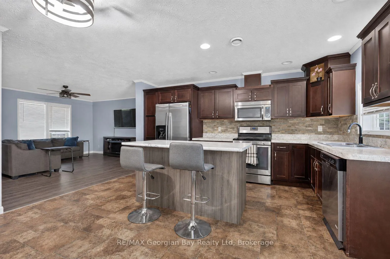 Photo 2 of 927 Vindin Street, Midland — HOMEH