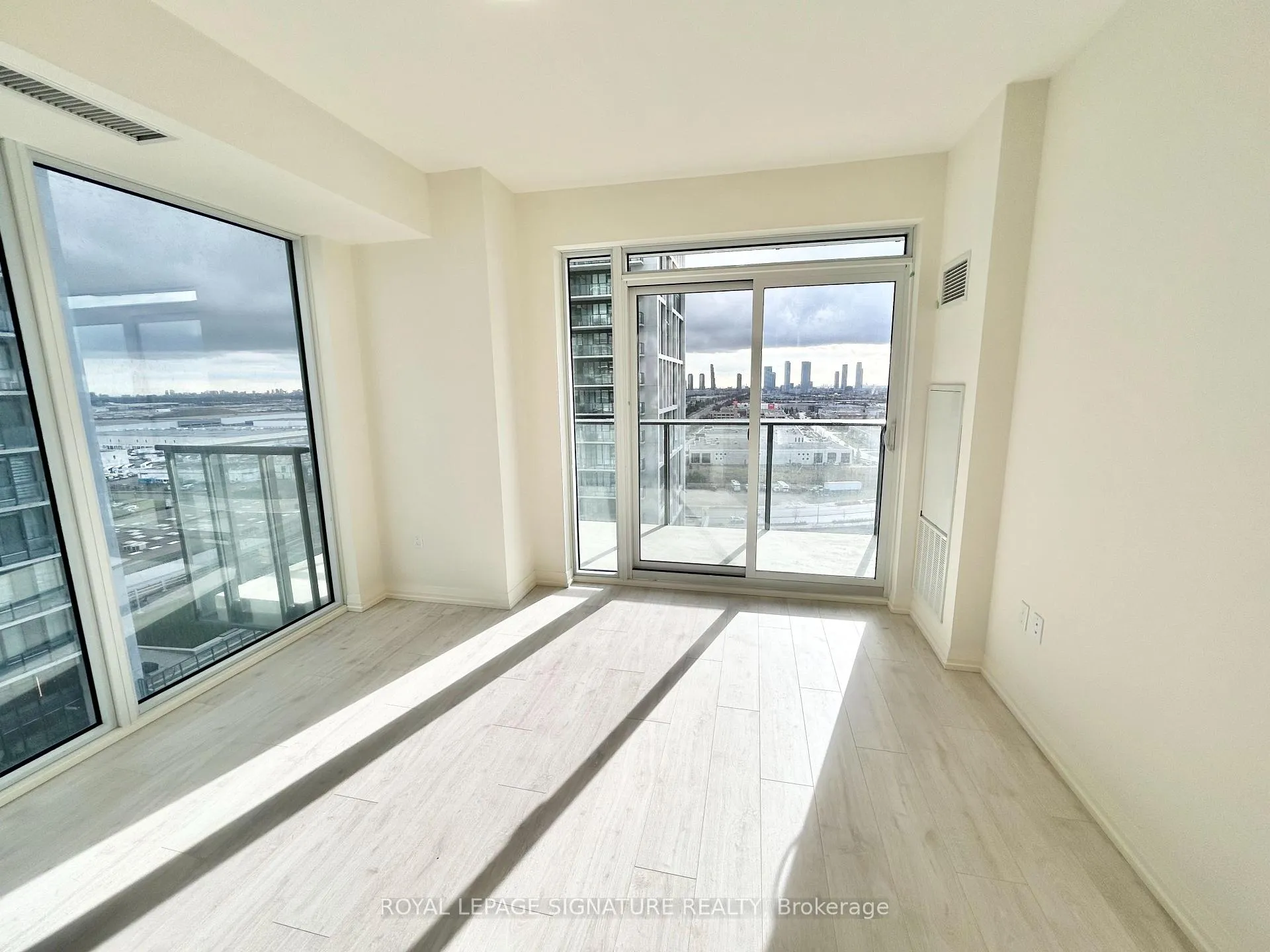 Photo 7 of Unit 1403, 27 Korda Gate, Vaughan, Vellore Village — HOMEH