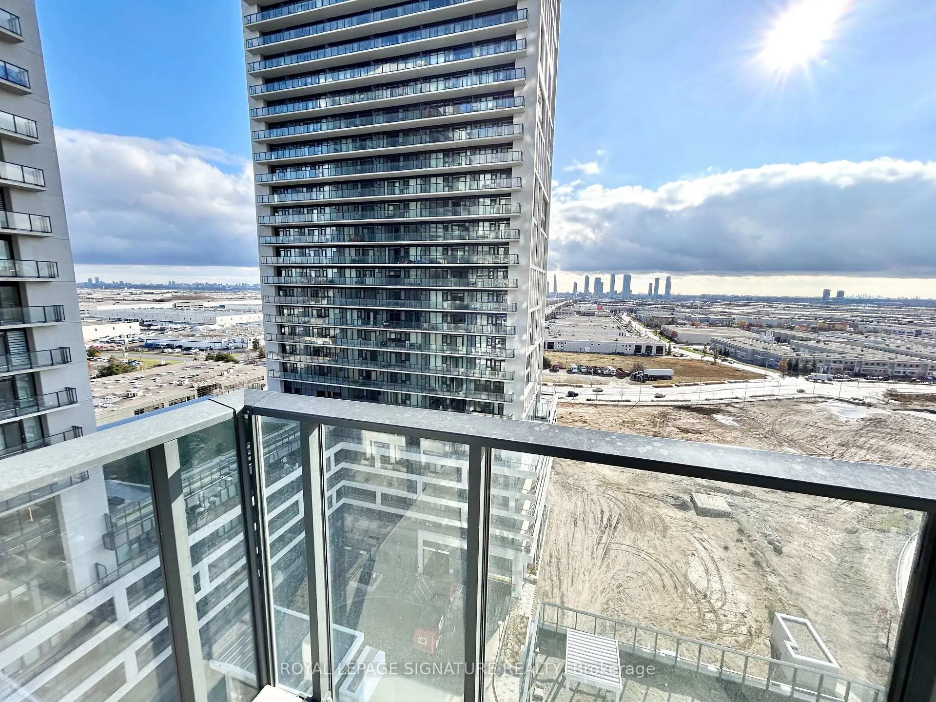 Photo 17 of Unit 1403, 27 Korda Gate, Vaughan, Vellore Village — HOMEH