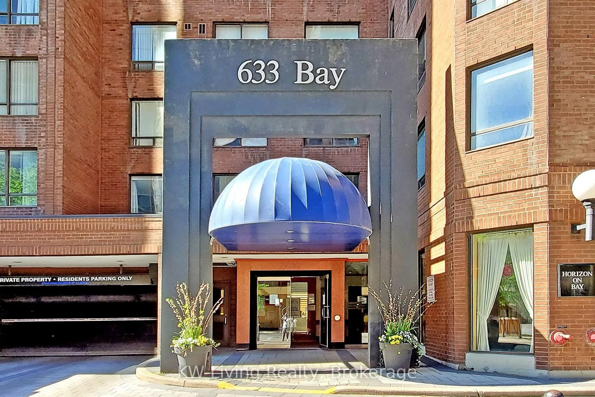 Photo 5 of Unit 814, 633 Bay Street, Toronto, Bay Street Corridor — HOMEH