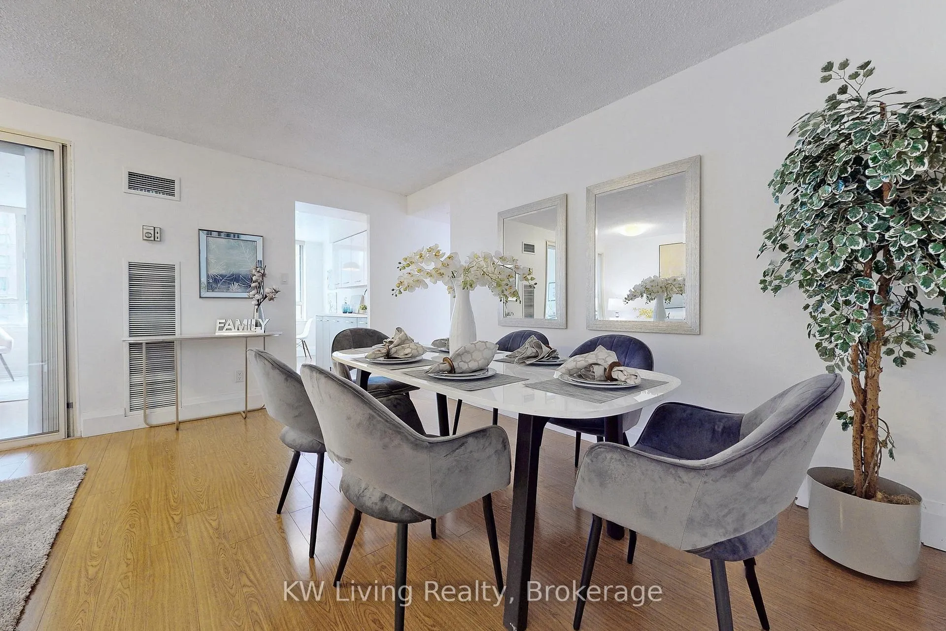 Photo 13 of Unit 814, 633 Bay Street, Toronto, Bay Street Corridor — HOMEH