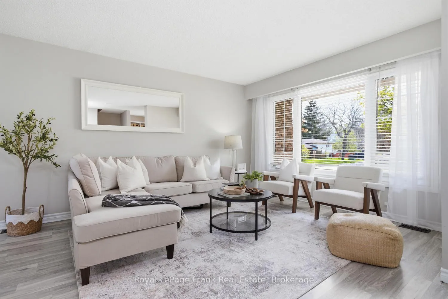 Photo 4 of 449 Lanark Drive, Oshawa, McLaughlin — HOMEH