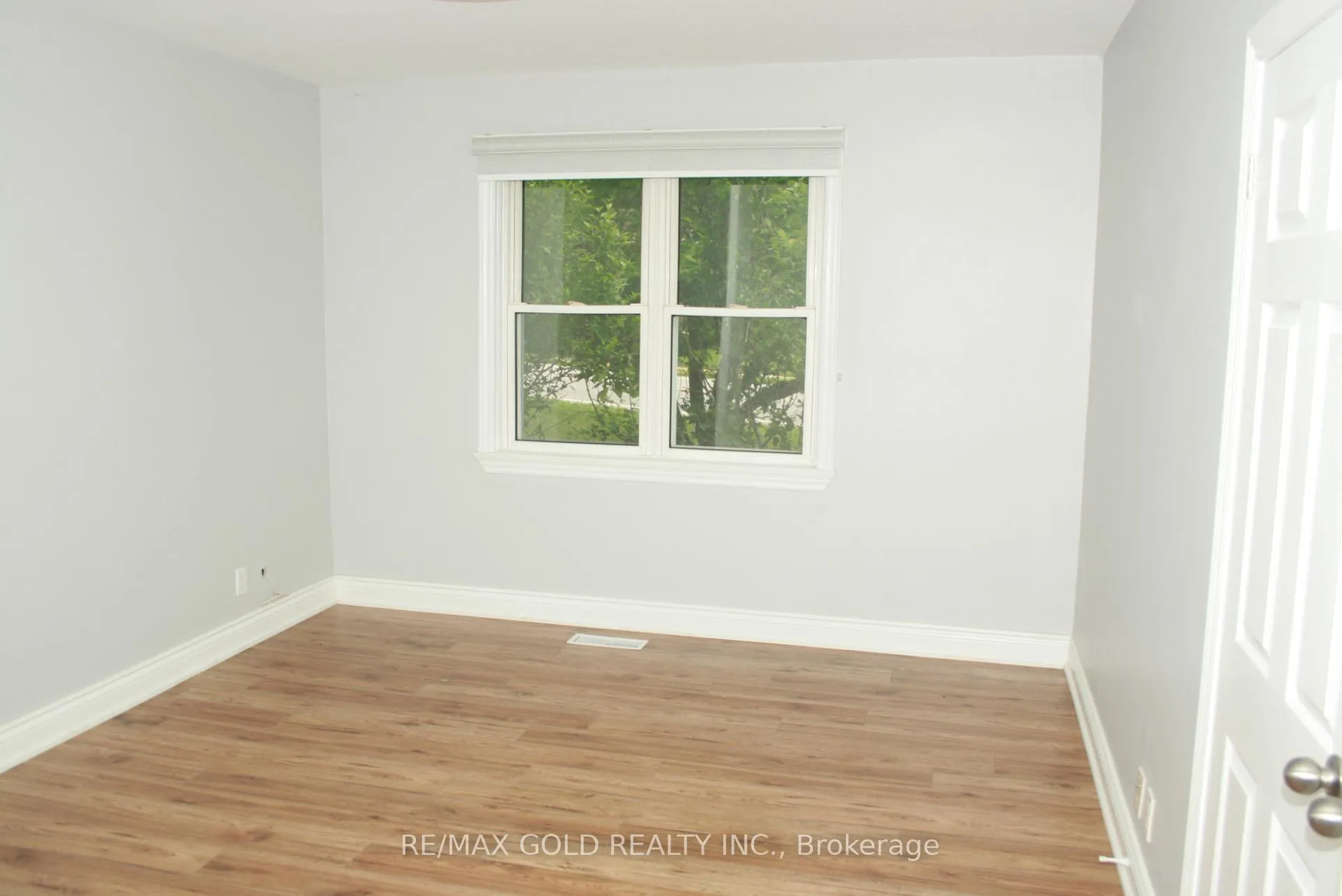 Photo 10 of 1124 Kent Avenue, Oakville, College Park — HOMEH