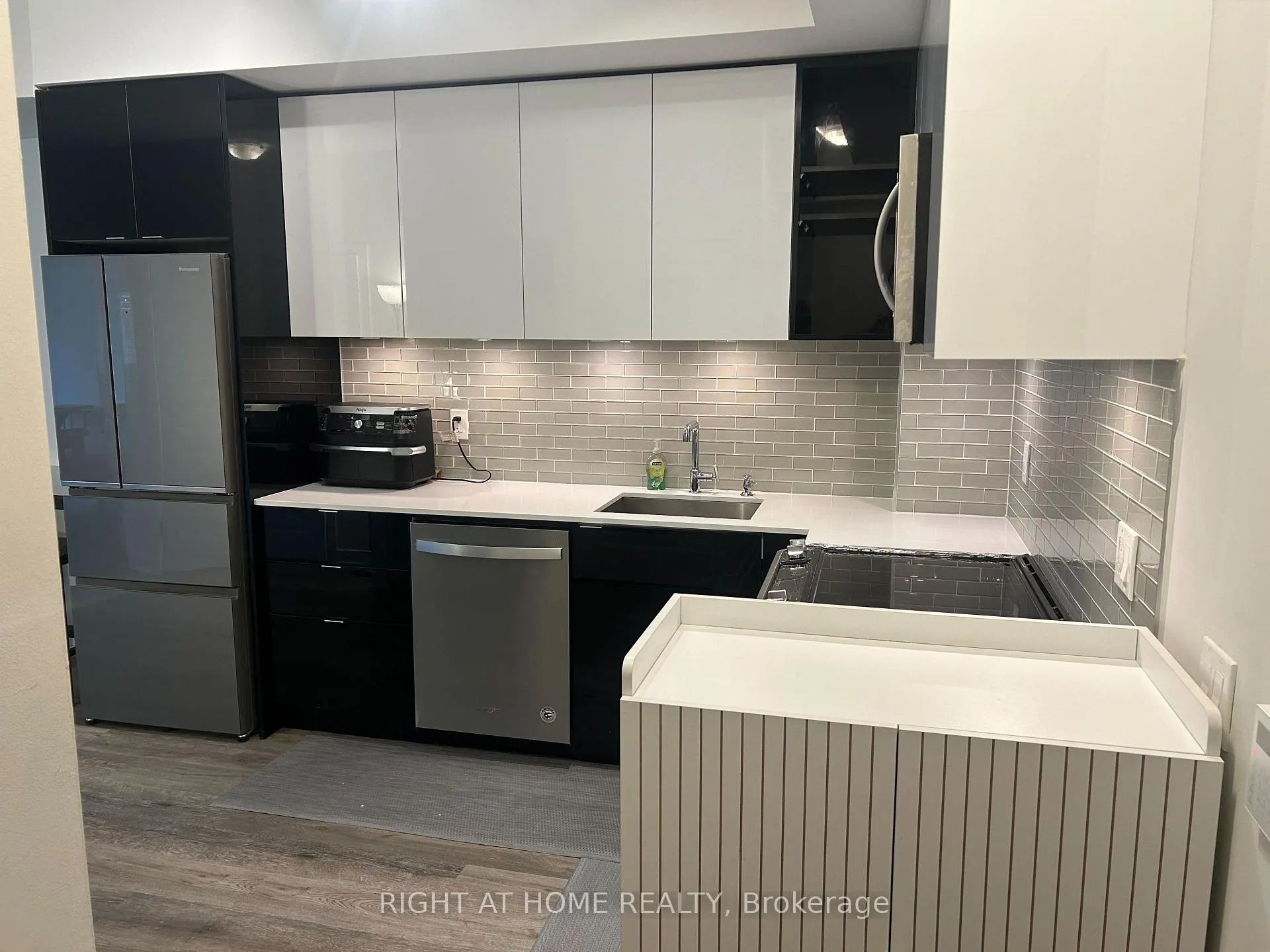 Photo 3 of Unit 211, 100 Eagle Rock Way, Vaughan, Rural Vaughan — HOMEH