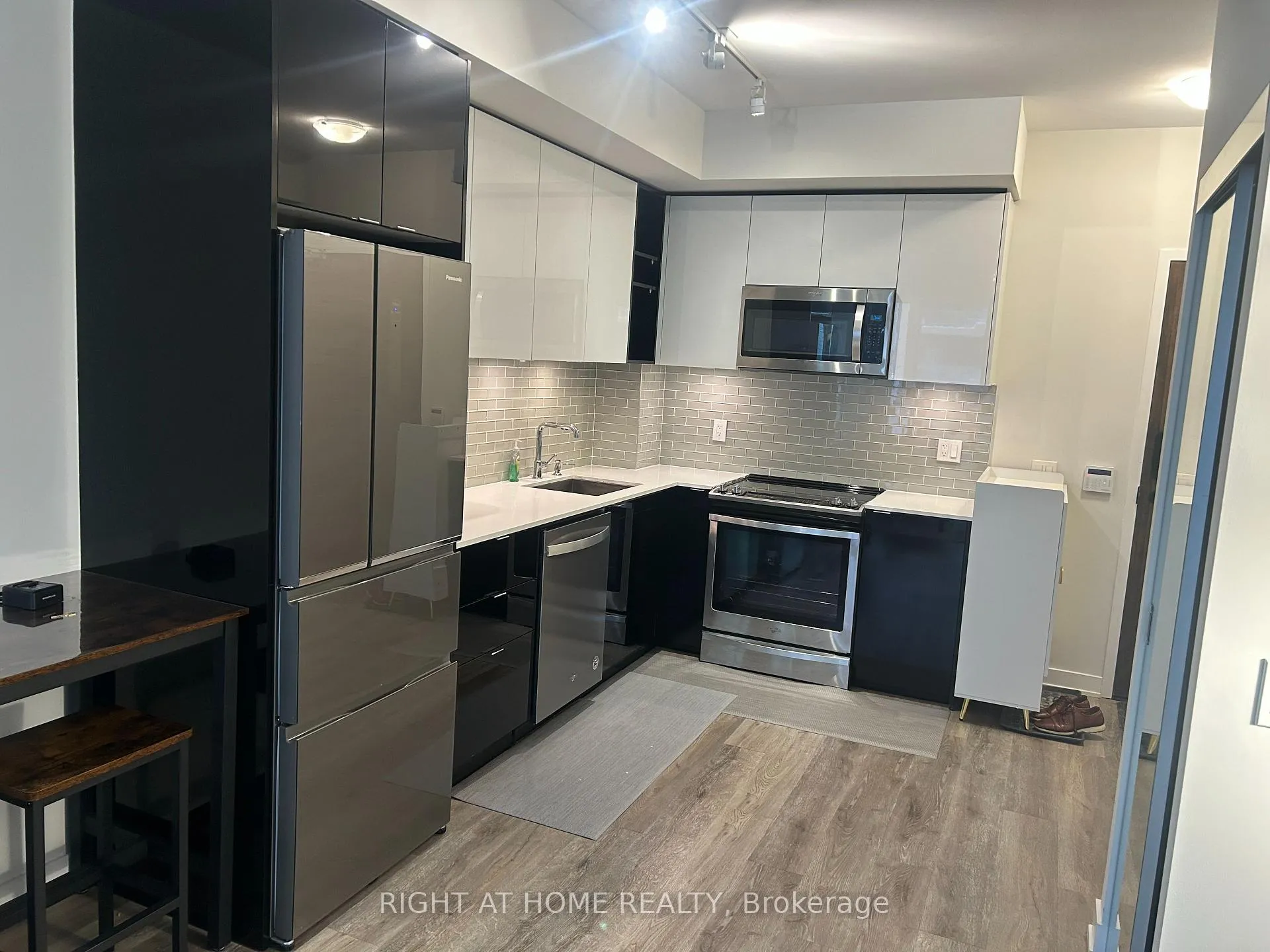 Photo 4 of Unit 211, 100 Eagle Rock Way, Vaughan, Rural Vaughan — HOMEH