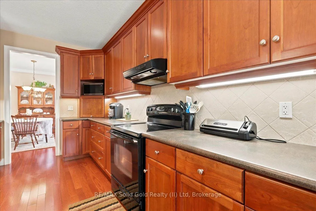 Photo 15 of 215 Terrace Wood Crescent, Kitchener, Pioneer Tower West — HOMEH