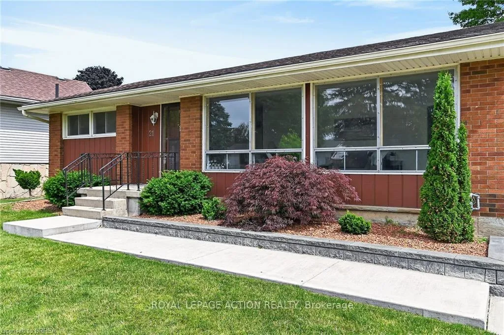 Photo 2 of 21 Brier Crescent, Brantford — HOMEH