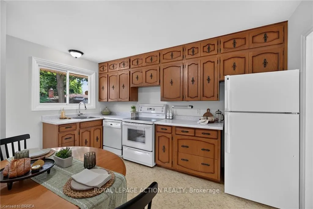 Photo 10 of 21 Brier Crescent, Brantford — HOMEH