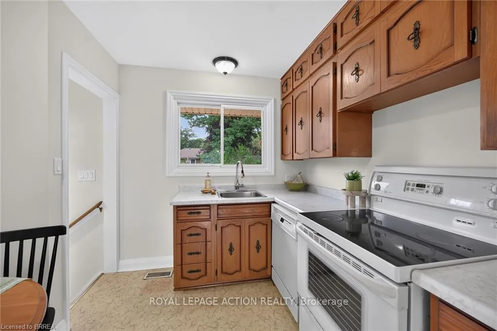 Photo 13 of 21 Brier Crescent, Brantford — HOMEH