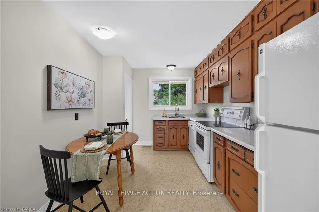 Photo 14 of 21 Brier Crescent, Brantford — HOMEH