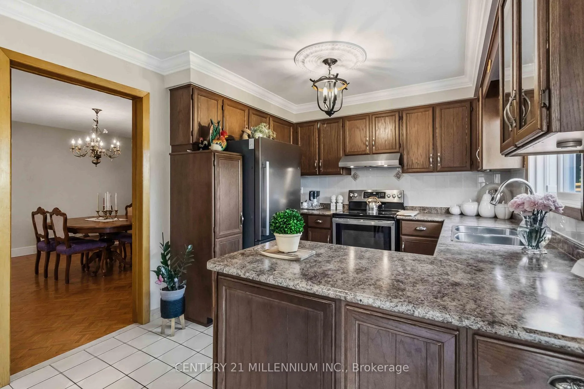 Photo 12 of 83 Sunforest Drive, Brampton, Heart Lake West — HOMEH