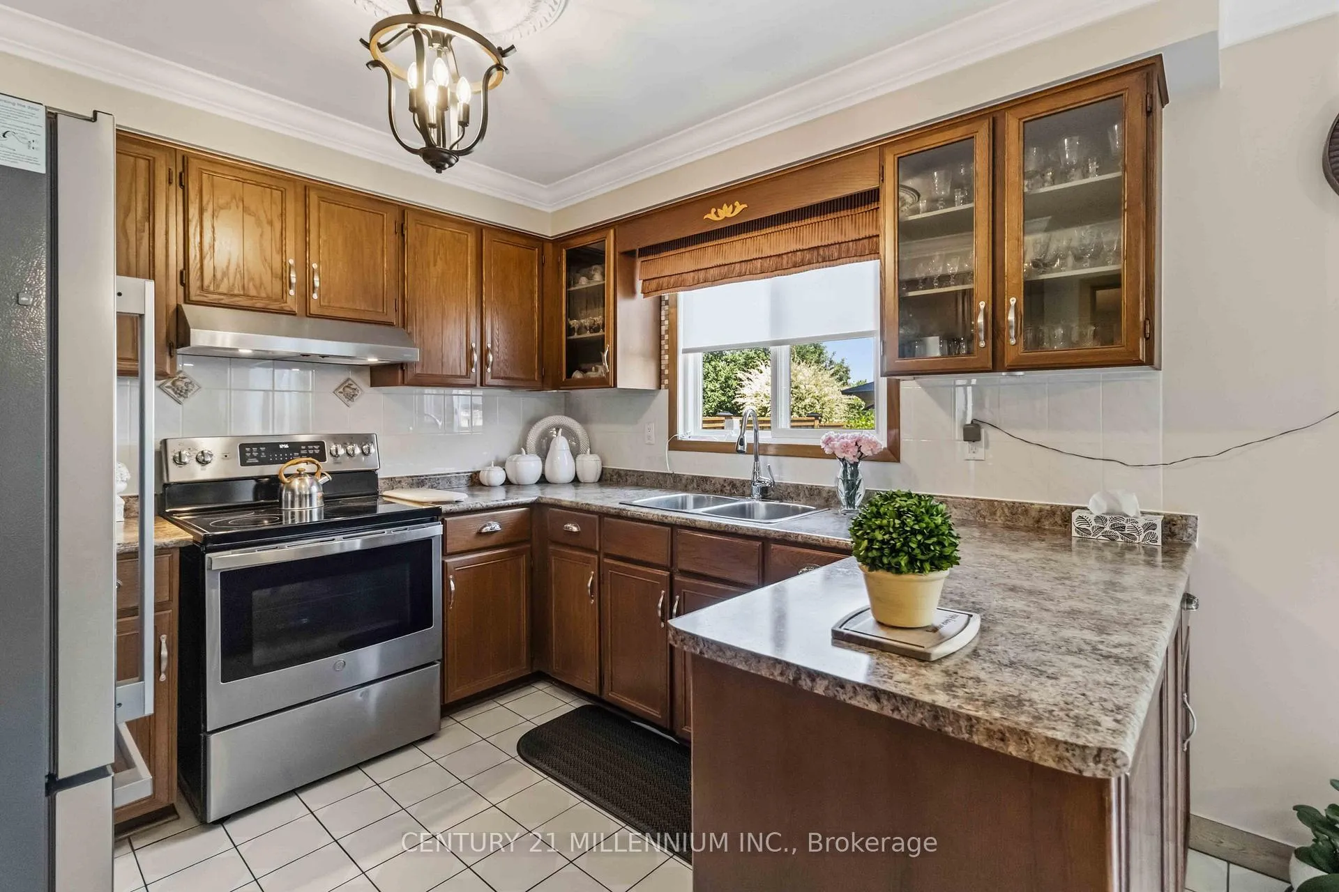 Photo 13 of 83 Sunforest Drive, Brampton, Heart Lake West — HOMEH