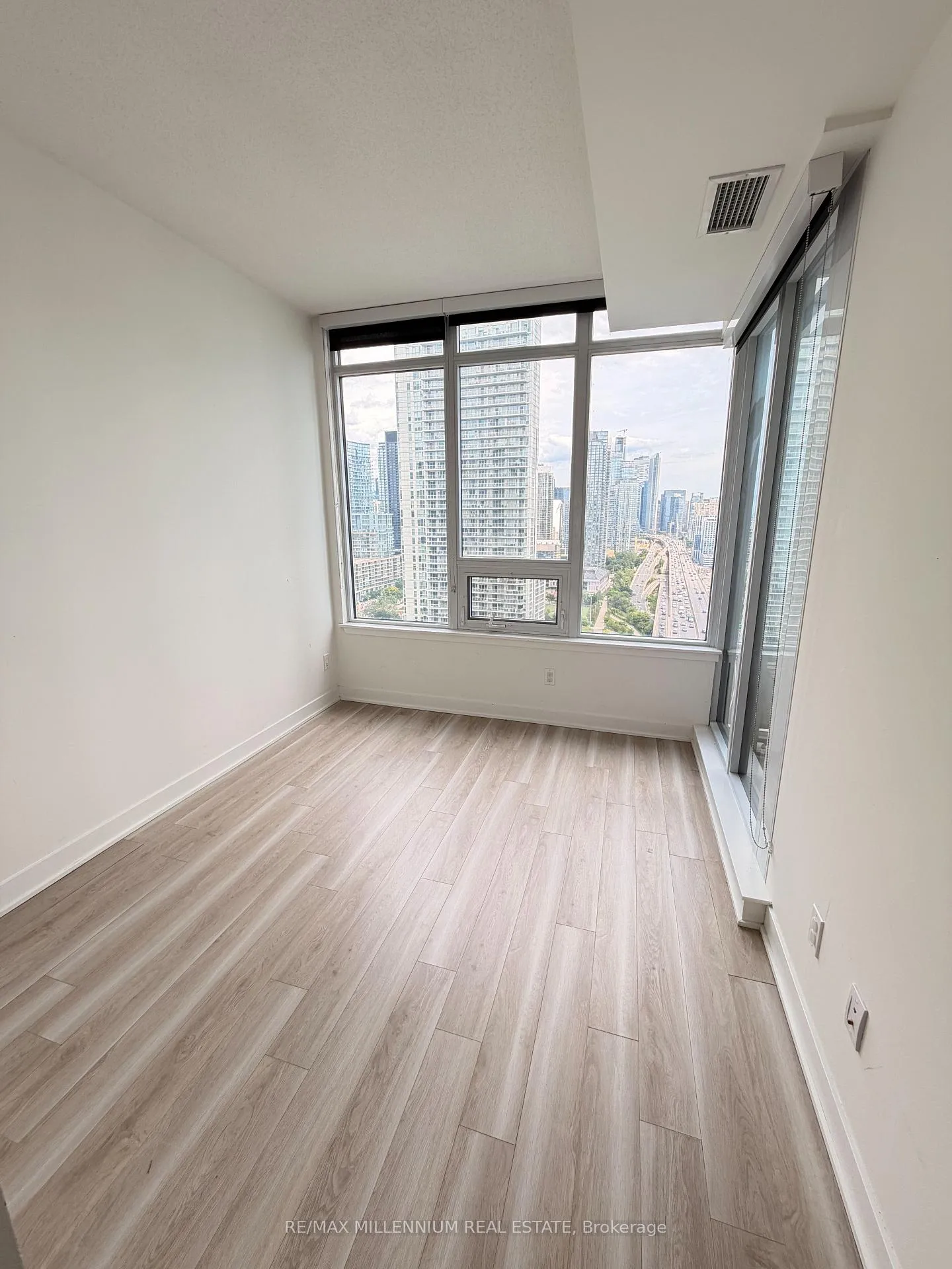 Photo 7 of Unit 2807, 19 Bathurst Street, Toronto, Waterfront Communities — HOMEH