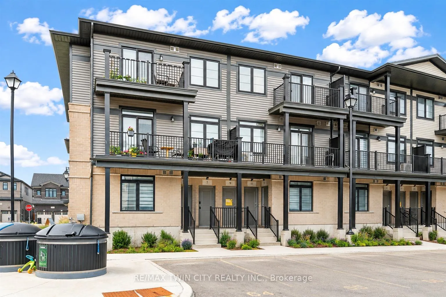 Photo 2 of 9 Lomond Lane, Kitchener, Huron Park — HOMEH