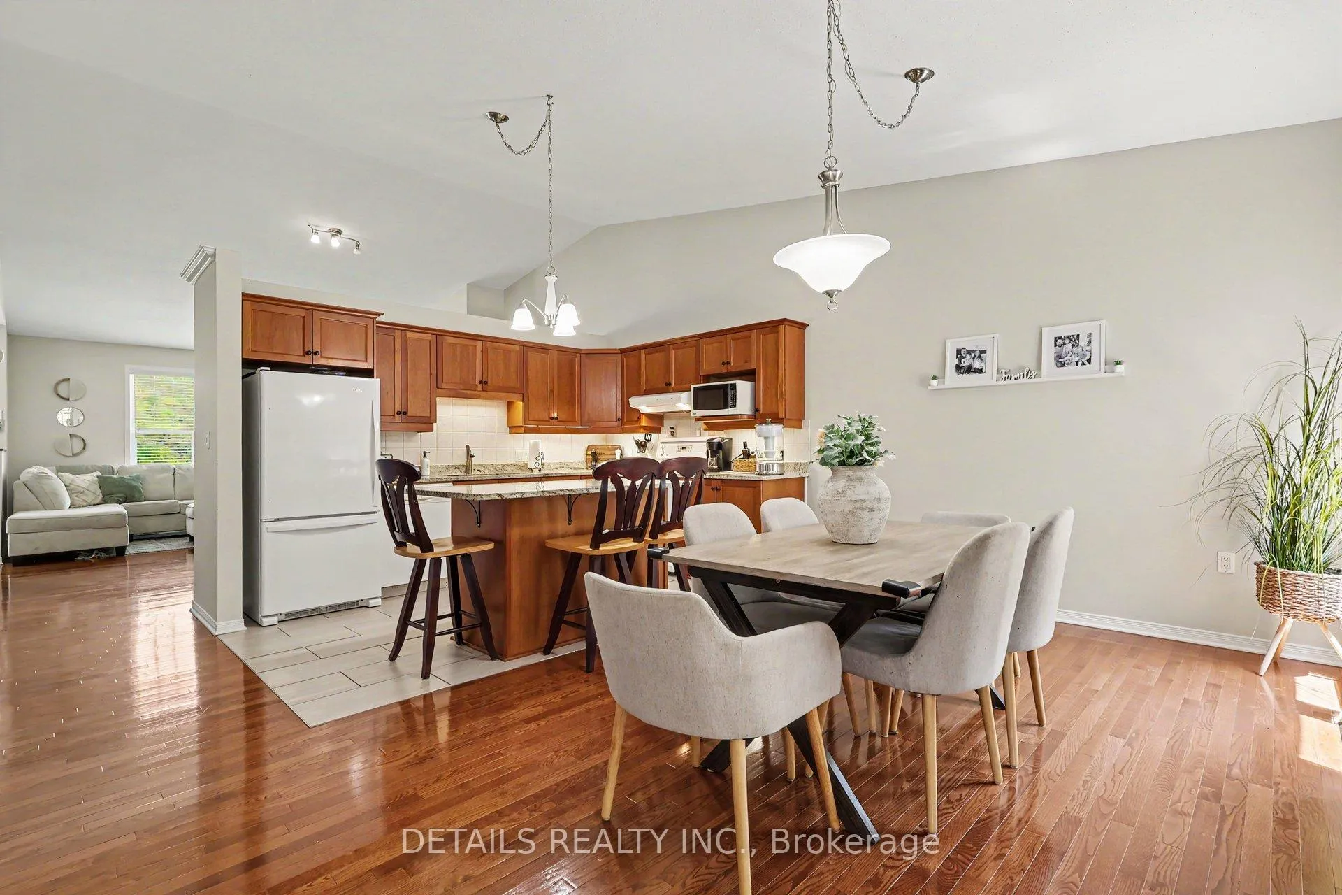 Photo 4 of 631 Country Trail, Ottawa, Carlsbad Springs — HOMEH