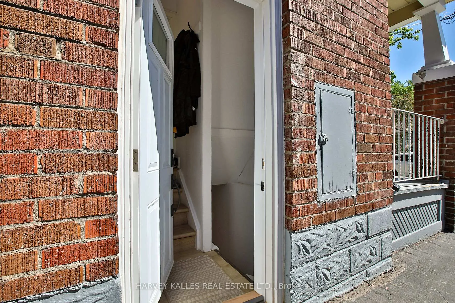 Photo 3 of 112 Fourth Street, Etobicoke, New Toronto — HOMEH