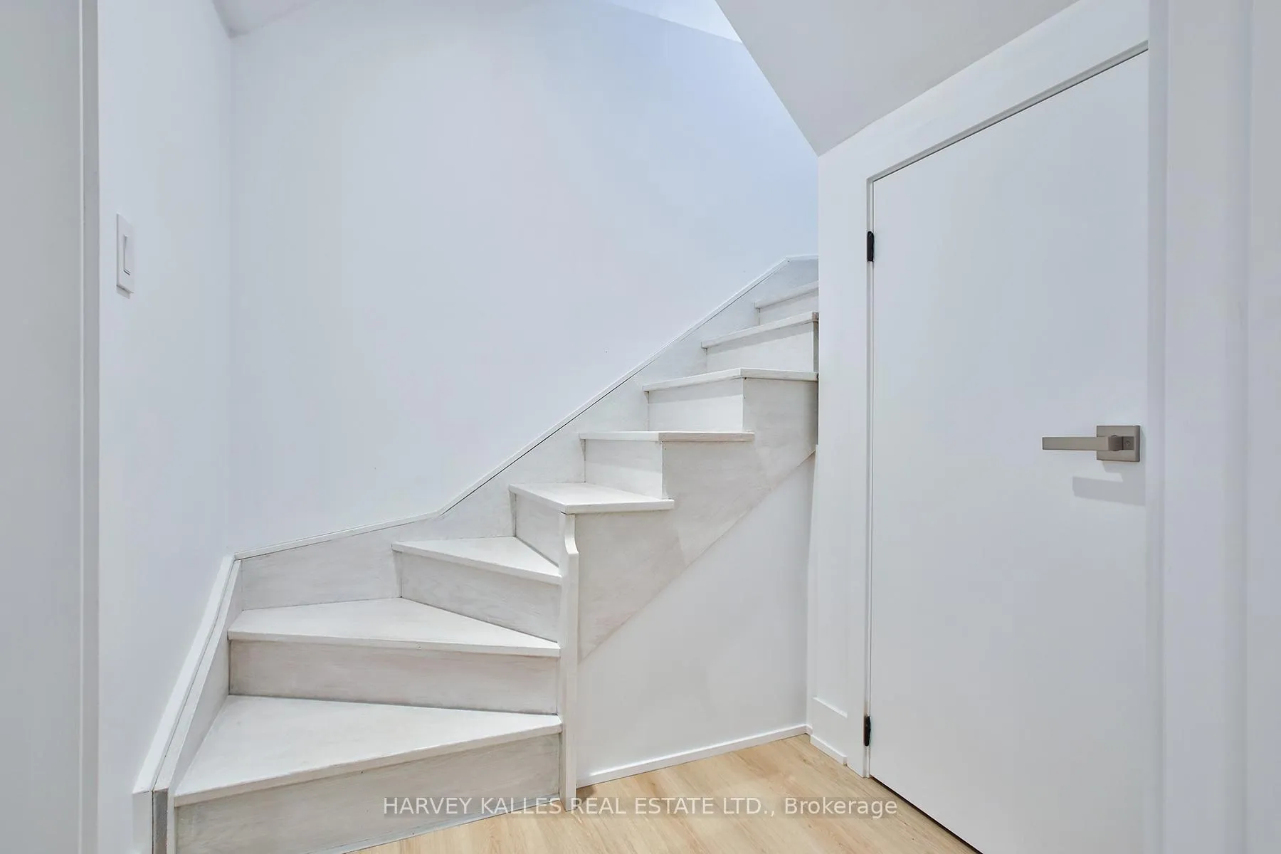 Photo 4 of 112 Fourth Street, Etobicoke, New Toronto — HOMEH