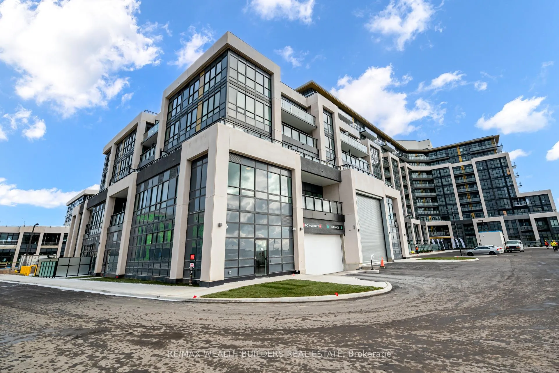 Front of Unit 705, 405 Dundas Street W