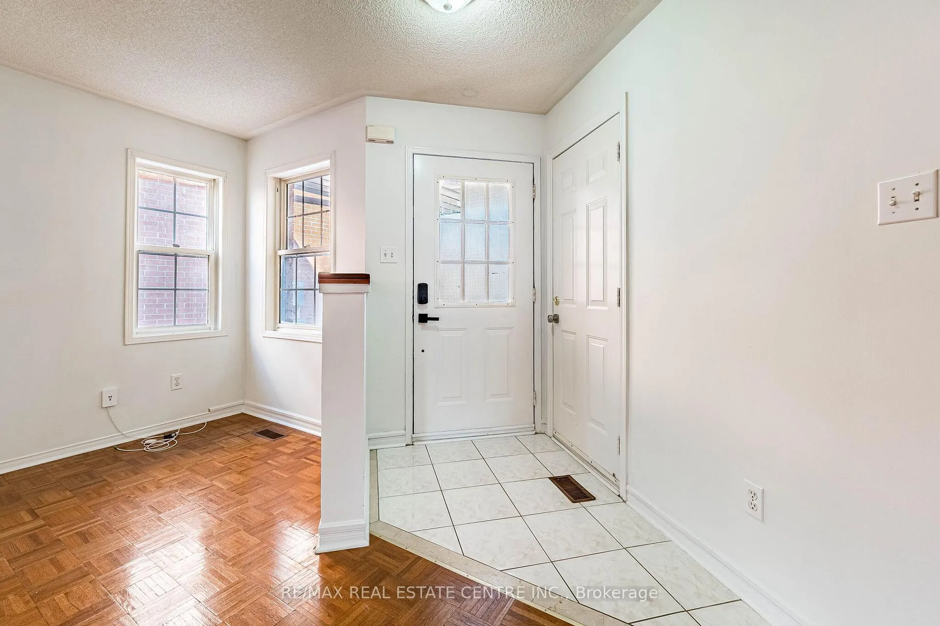 Photo 3 of 35 Twisted Oak Street, Brampton, Sandringham-Wellington — HOMEH