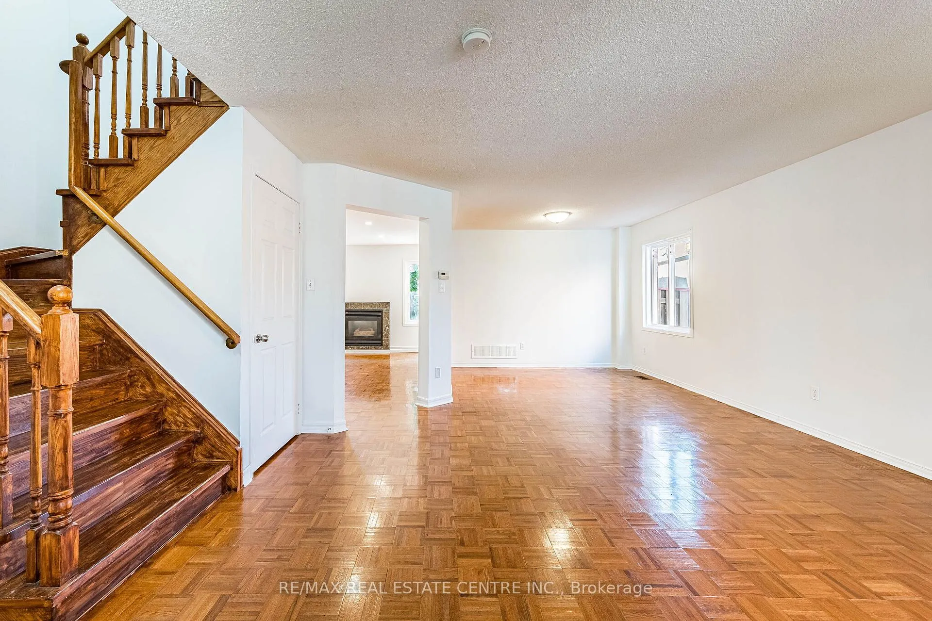 Photo 4 of 35 Twisted Oak Street, Brampton, Sandringham-Wellington — HOMEH